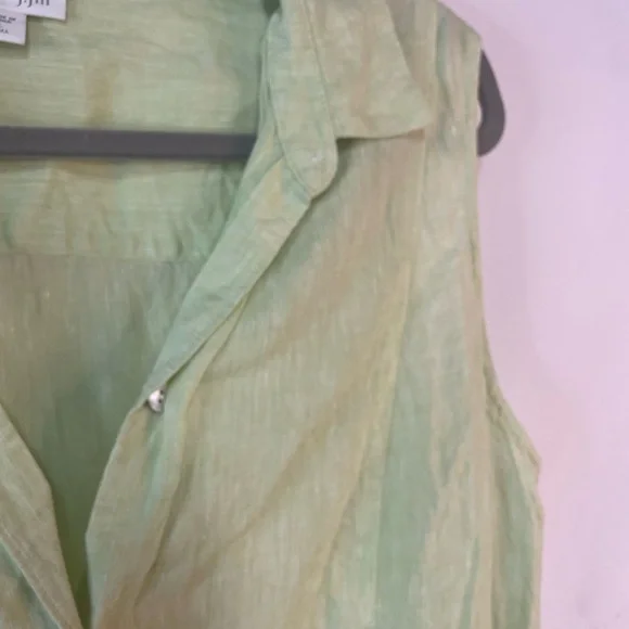 J Jill light green linen blouse, with a super cute detail on the back.100% linen - Picture 3 of 4